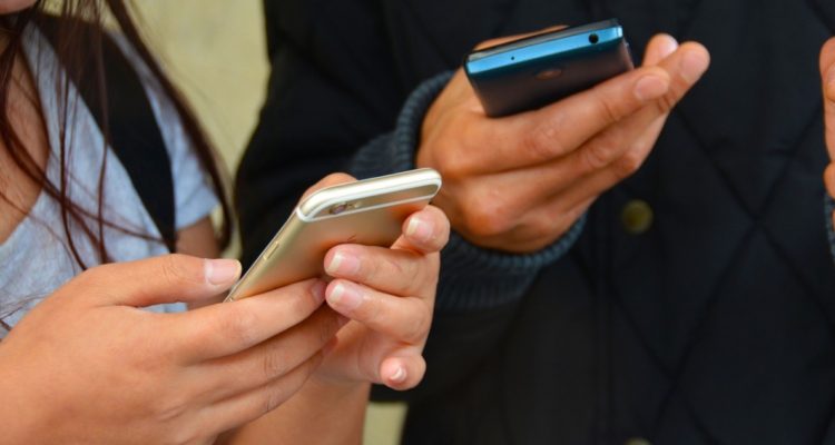 ¿Cómo evitar que Facebook y Google te espíen?