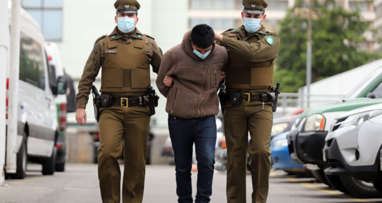 Condenan a 3 carabineros por apremios ilegítimos y lesiones graves tras detención en Santa Bárbara