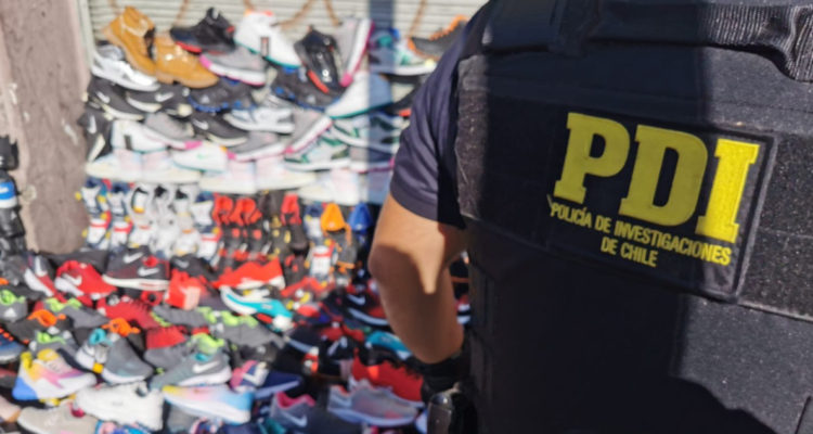 Decomisan casi 1.500 pares de zapatillas falsificadas en Valparaíso