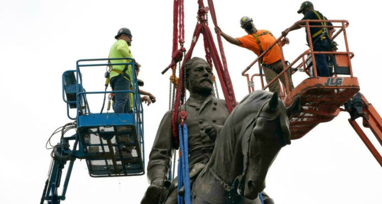 El monumento y símbolo racista en EEUU fue retirado en el estado de Virginia