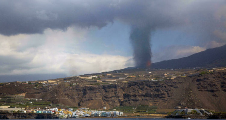 Se detiene una de las dos lenguas de lava del volcán Cumbre Vieja, en Canarias