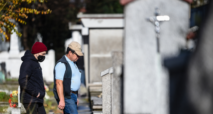 Deudos de mausoleo de obreros municipales de Valparaíso denuncian nula mantención