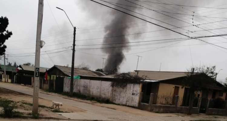 Incendio afecta una casa en limache