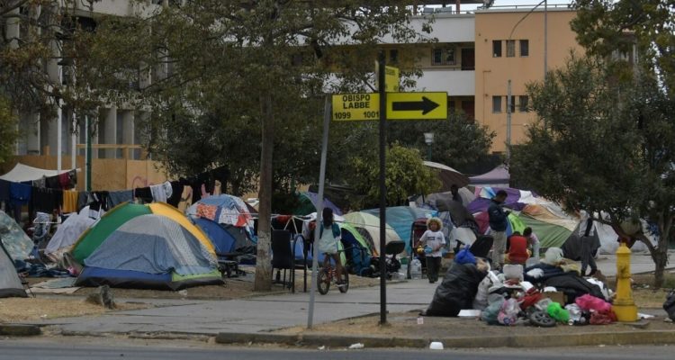 Migrantes siguen copando