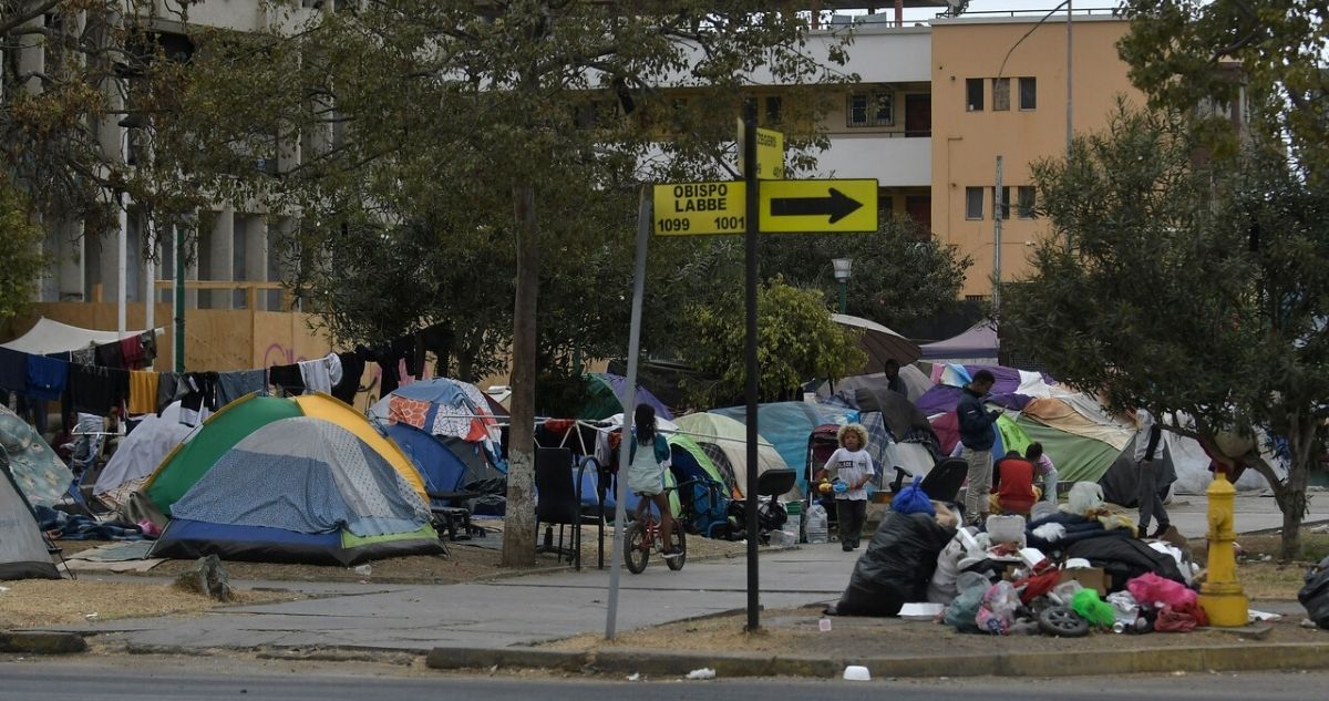Migrantes siguen copando