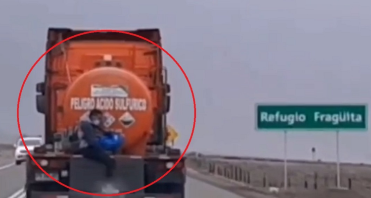 hombre viaja en parte trasera de camion