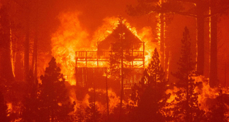 Incendios forestales carbonizan bosques de California a un día del referéndum por la gobernación
