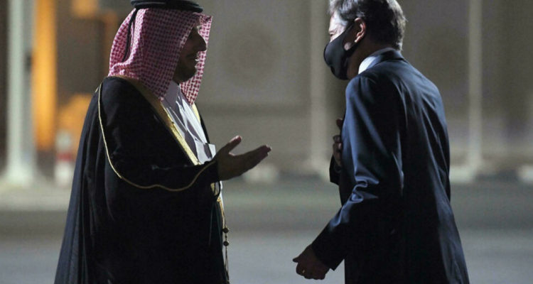 Antony Blinken llega a Catar para discutir sobre los talibanes