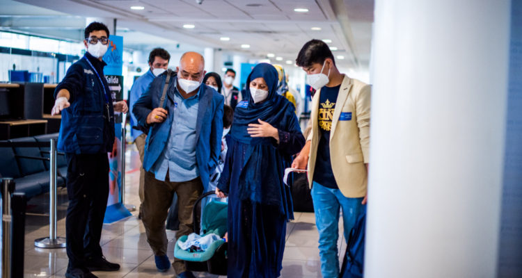 Llega a Chile primer grupo de familias afganas que escaparon del control talibán