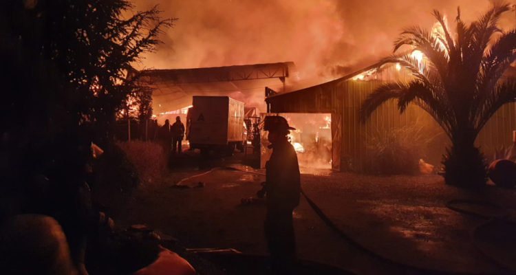 Grave atentado incendiario contra casas, bodegas y vehículos de tiendas Armonie en Cañete
