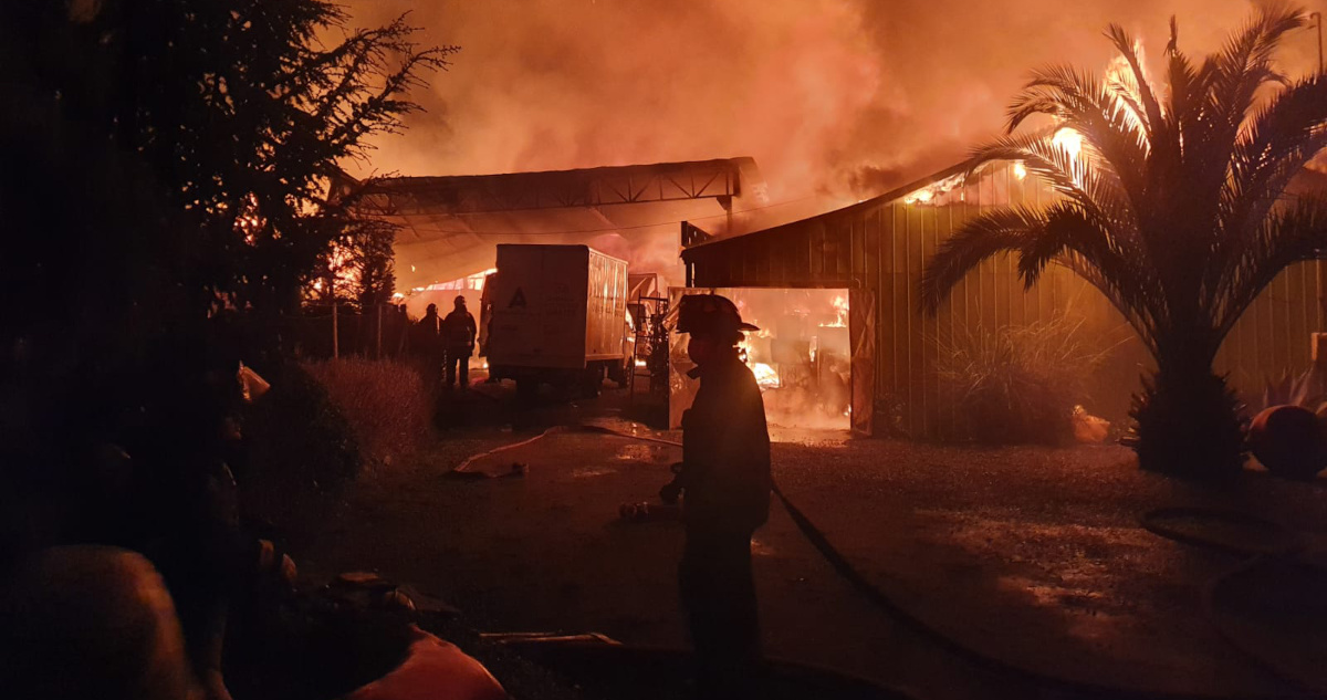 Grave atentado incendiario contra casas, bodegas y vehículos de tiendas Armonie en Cañete