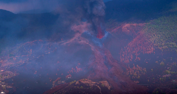Nueva boca de lava y una mayor explosividad provocan evacuación en La Palma