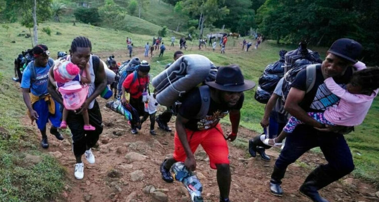 Se exponen a peligros miles de haitianos llegan a frontera entre Colombia y Panamá