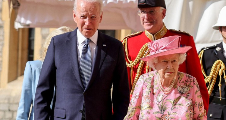 Joe Biden y la Reina Isabel II en junio de 2021 | Agence France-Presse