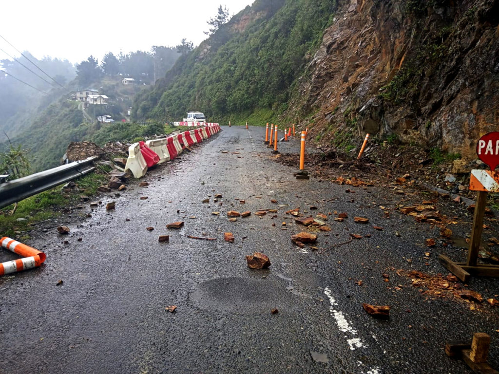 Ruta sufre micro derrumbes desde cerro en San Juan de la Costa