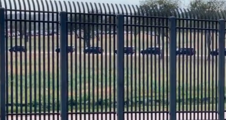 texas-frenar-entrada-migrantes-barricada-autos