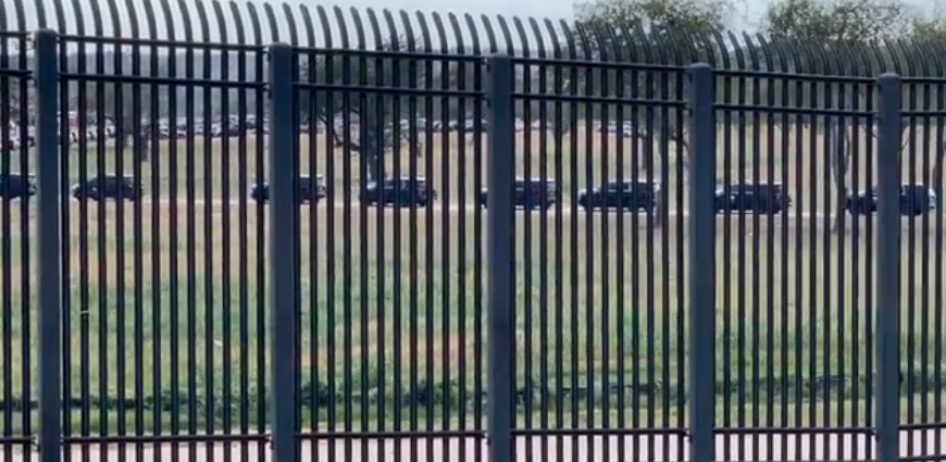 texas-frenar-entrada-migrantes-barricada-autos