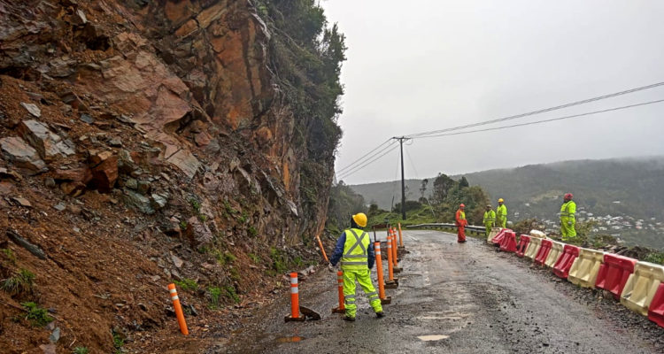 Trabajador de vialidad resulta herido en San Juan de la Costa debido a derrumbe en ruta