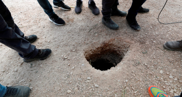 Seis palestinos escapan por un túnel