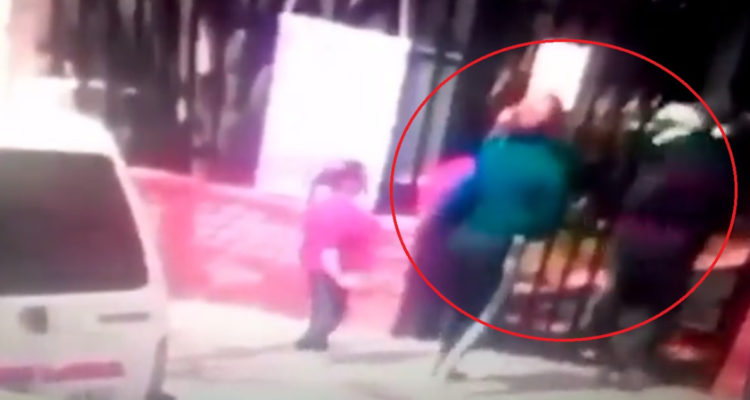 Viralizan violenta pelea de apoderados argentinos fuera de colegio uno perdió la visión de un ojo