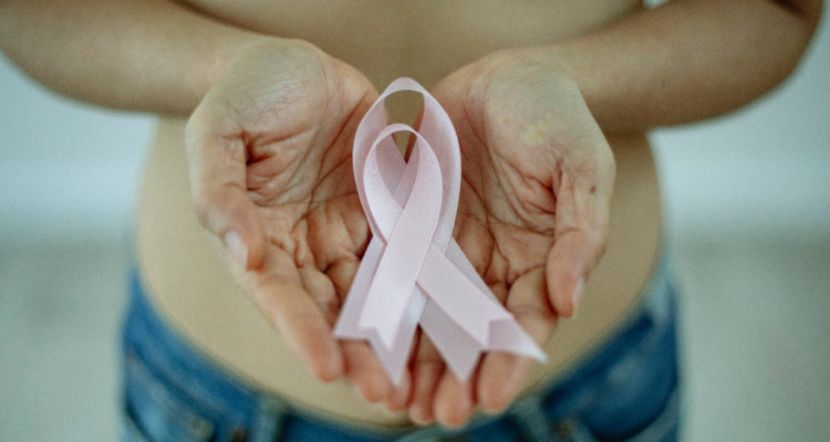 Mastóloga explica los rumores que surgen en torno al cáncer de mama.