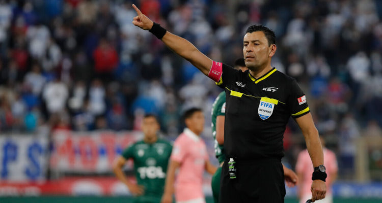 Roberto Tobar arbitrando a la UC