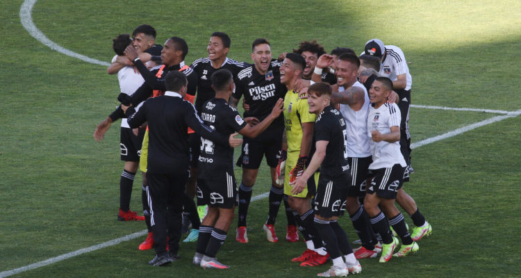 Colo Colo festejando el triunfo ante la UC