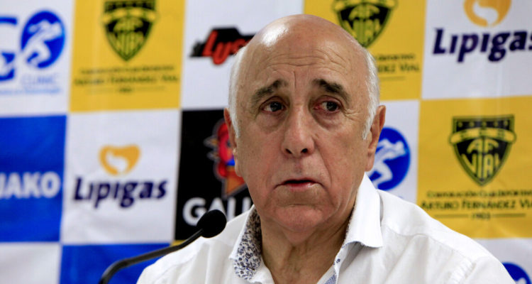 Nelson-Acosta-dirigiendo