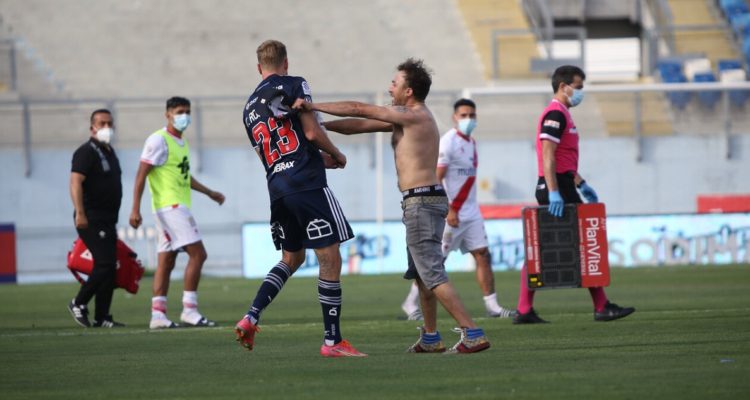 Hinchas de La U invadiendo la cancha de El Teniente.