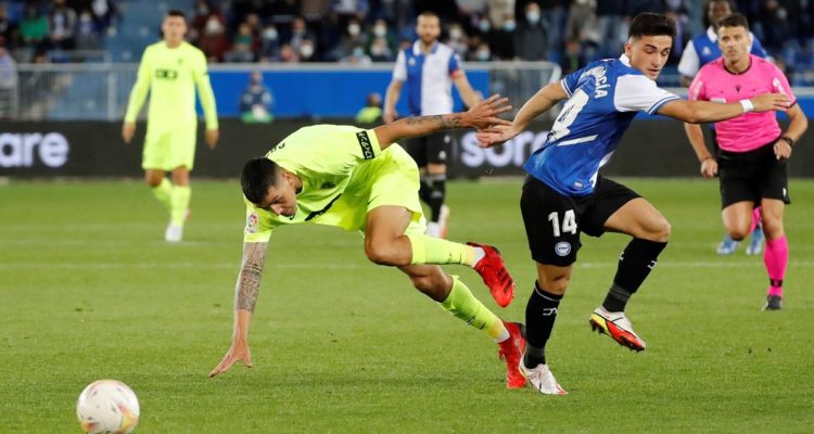Enzo Roco durante el duelo Alavés vs Elche.