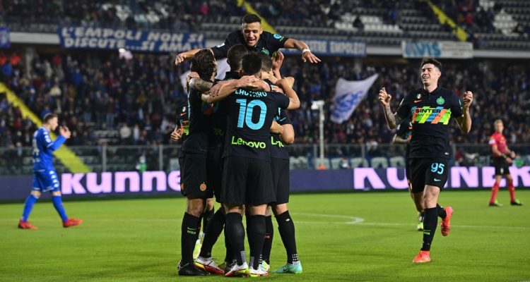 Alexis Sánchez festejando durante triunfo del Inter a Empoli.