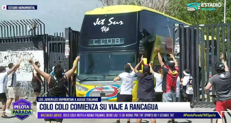Hinchas de Colo Colo dieron arengazo a joven plantel