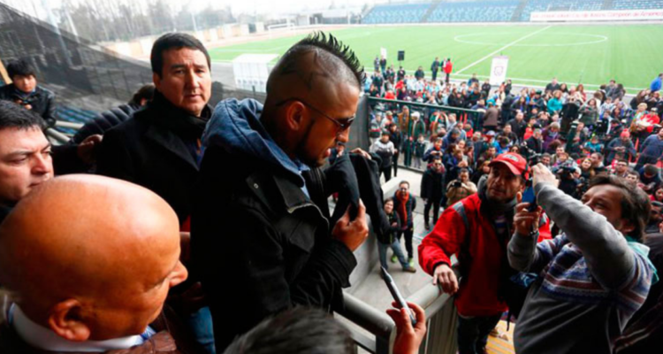 Arturo Vidal visitando el estadio que llevaba su nombre