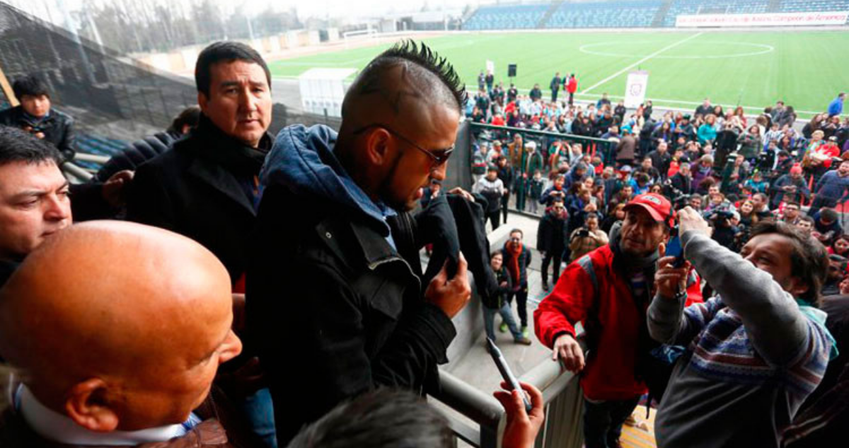 Arturo Vidal visitando el estadio que llevaba su nombre