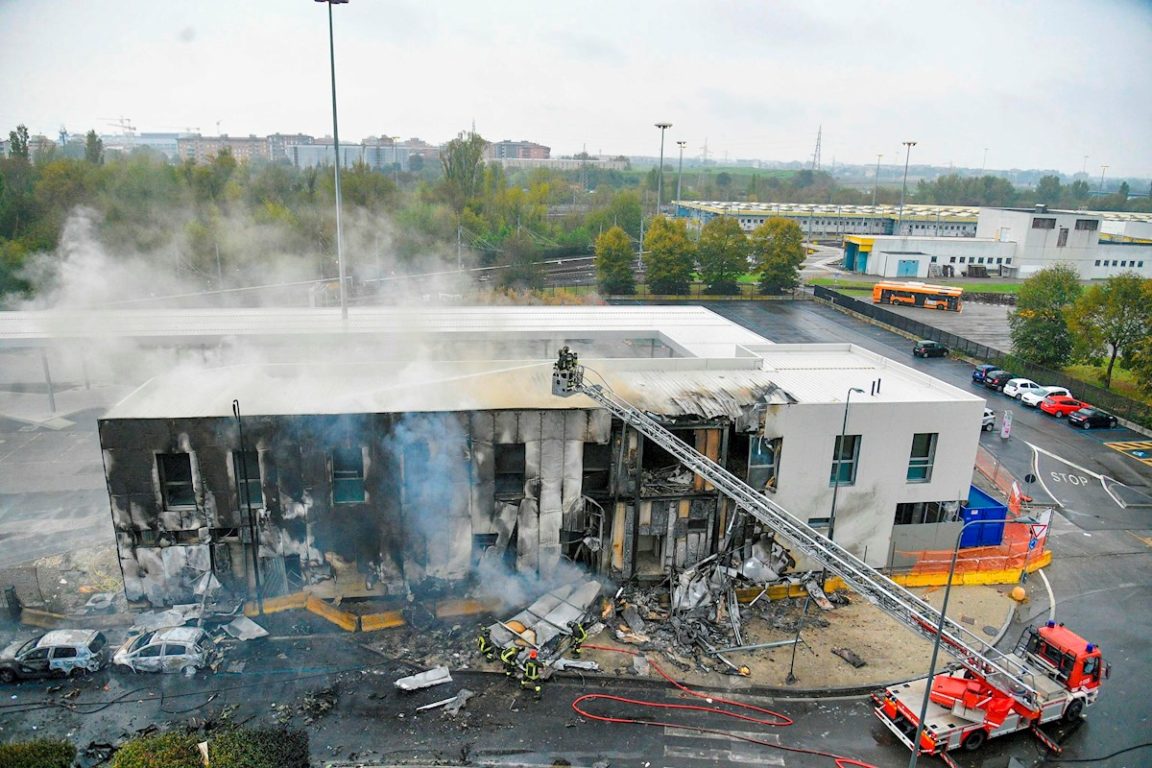 Avión se estrella contra edificio en Milán y deja 8 pasajeros muertos |  Internacional | BioBioChile