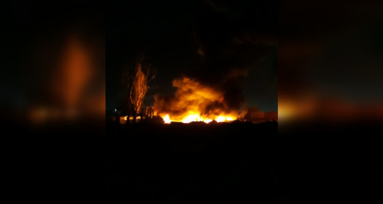 Bomberos combate incendio en acopio de neumáticos en sector de Jaime Repullo de Talcahuano