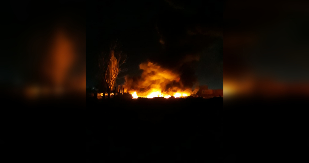 bombero-combate-incendio-acopio-neumaticos-jaime-repullo-talcahuano.jpg