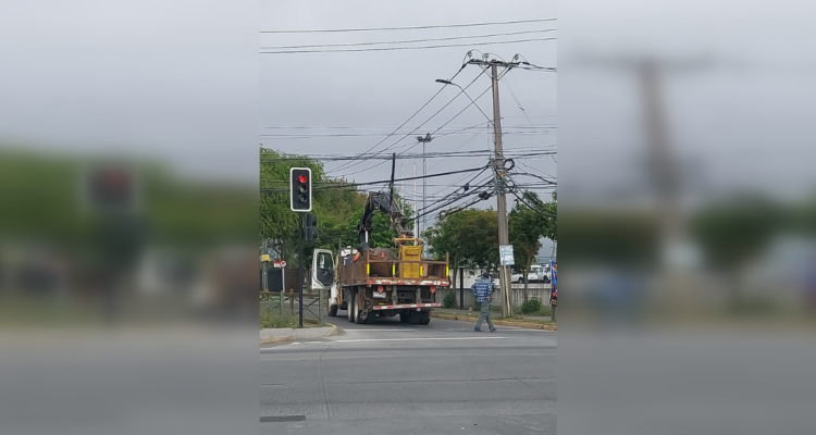 Camión grúa arrasa con cables