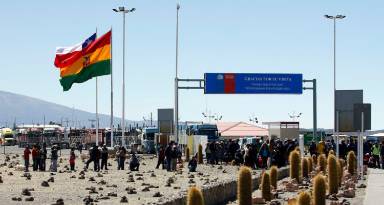Camioneros bolivianos cumplen 3 días bloqueando complejo Colchane: hay colapso en puerto de Iquique