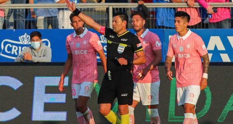 Ricardo Lunari criticó las expulsiones de la UC ante Wanderers.