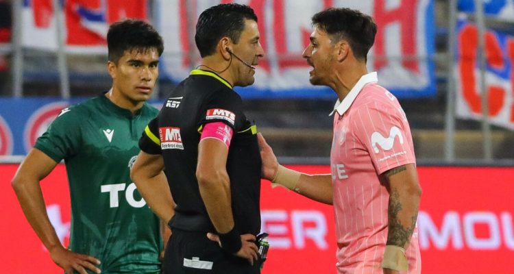 Roberto Tobar tras expulsar a Fernando Zampedri.