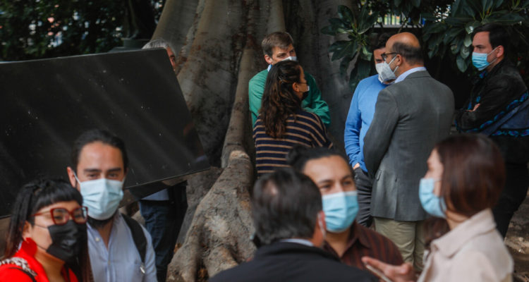 Constituyentes, salen al patio del Ex Congreso para hacer un receso en el Pleno número 24 en el que se lleva acabo la Votación de las indicaciones formuladas a la propuesta del reglamento general | Cristóbal Escobar, Agencia UNO. 