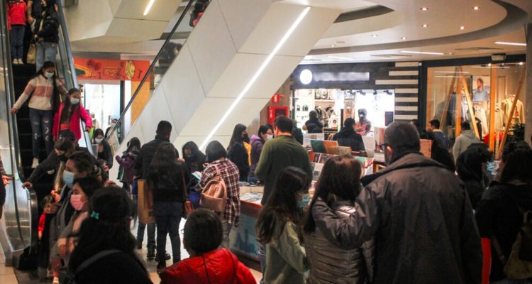 Chile se alza en América del Sur como el país con más casos nuevos al día por millón de habitantes