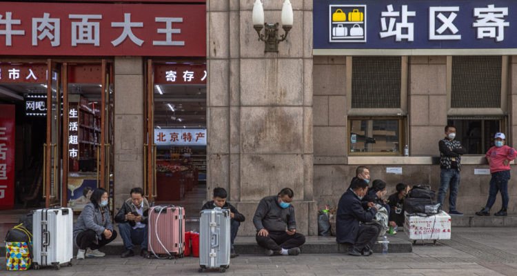 China confina una tercera ciudad tras rebrotes de covid-19 distritos permanecen bajo riesgo medio