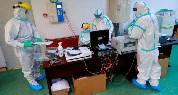 Cierran laboratorio británico tras detectar más de 43.000 test de covid-19 erróneos