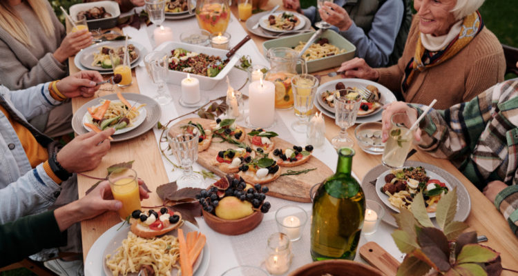 Mujer invita a familiares a una cita a ciega