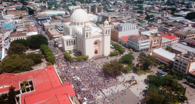 Congreso de El Salvador prohíbe concentraciones públicas y niega que sea para impedir protestas