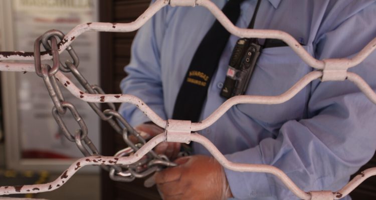 guardia de seguridad cerrando un recinto