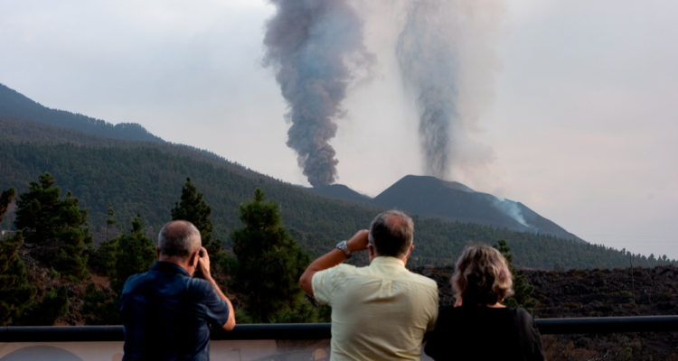 Cumbre Vieja sigue fuerte a un mes de su erupción segunda colada pronto llegará al mar