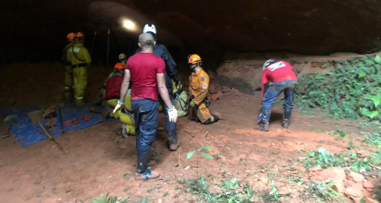 Bomberos en procedimiento